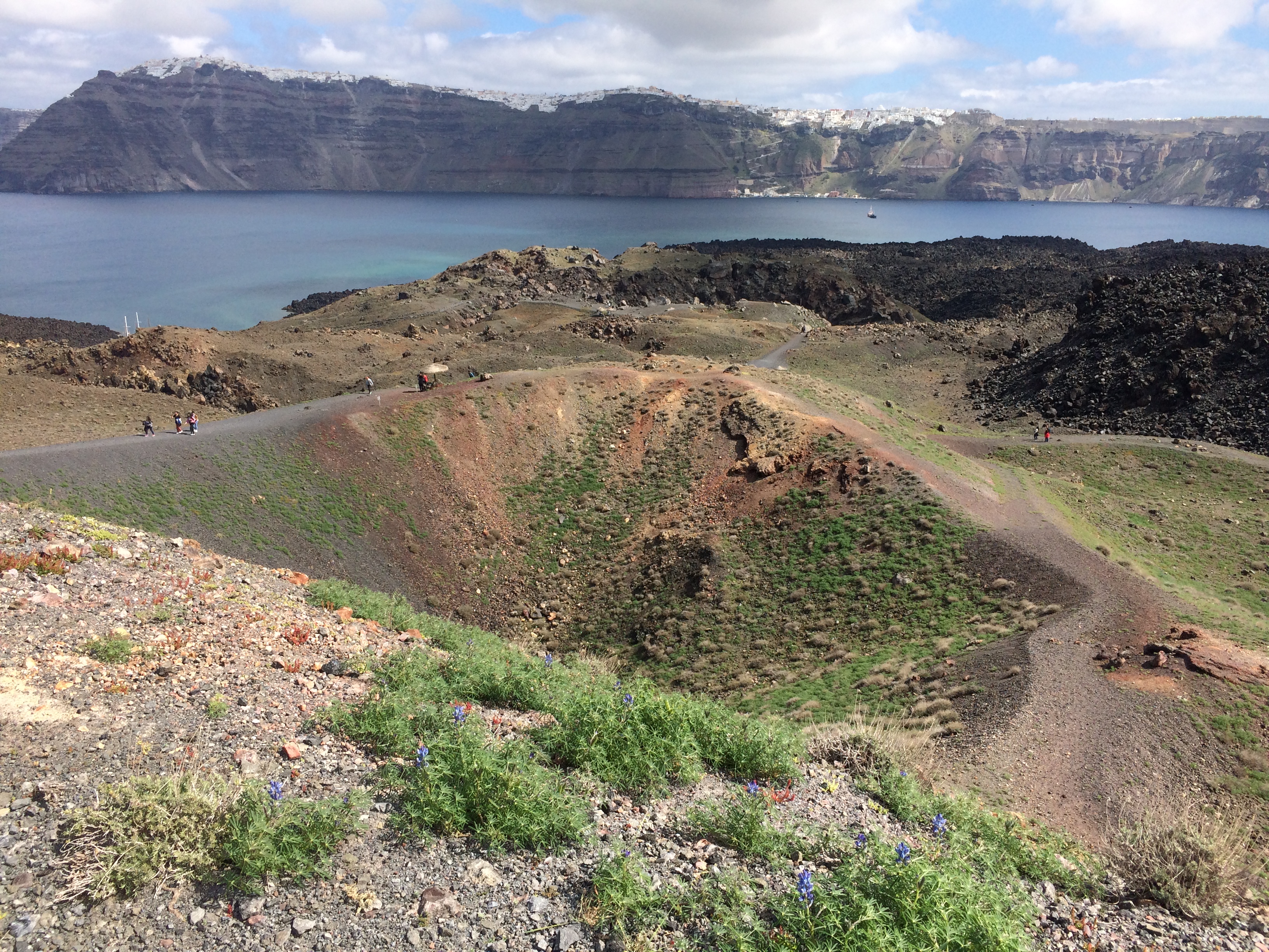 Остров санторини вулкан. Кальдера вулкана санторини. Санторини вулкан. Извержение вулкана санторин. Санторини вулкан.