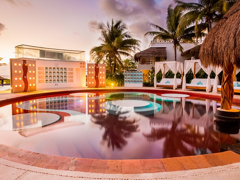 Отель Desire Riviera Maya Pearl Resort расположен в Пуэрто-Морелос на перво...