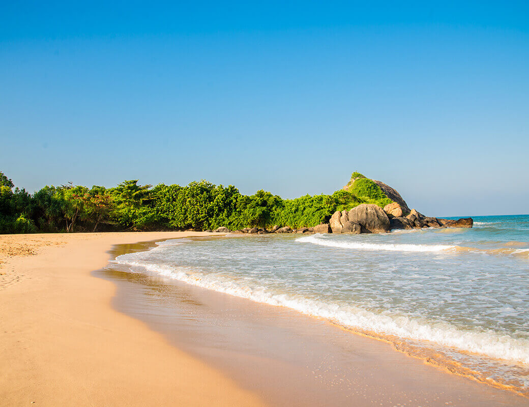 The beach шри ланка. Балапития Шри Ланка. Шинагава Бич Шри Ланка. Пляж Балапития Шри Ланка. Hikkaduwa Beach Шри Ланка.